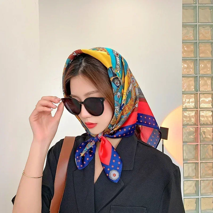 Foulard raffinato per donna, raso satinato, stampa vivace, accessorio chic.