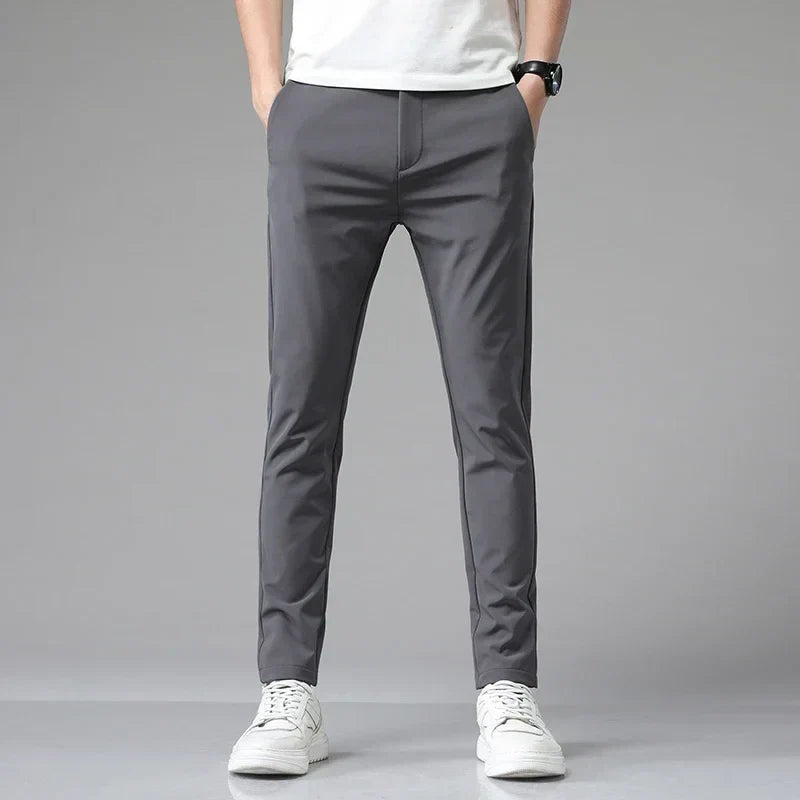 Pantaloni da uomo business-casual elasticizzati, offrono comfort e stile versatile per ogni occasione.