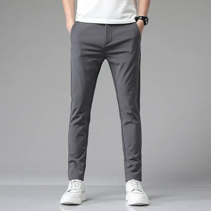 Pantaloni da uomo business-casual elasticizzati, offrono comfort e stile versatile per ogni occasione.