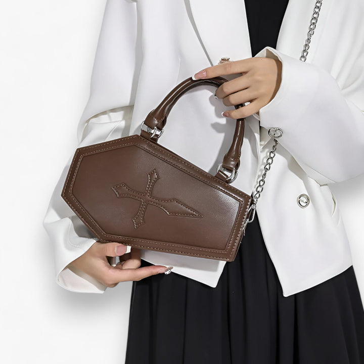 Accessorio moda donna: borsa a mano elegante con tracolla a catena geometrica. Stile e versatilità.