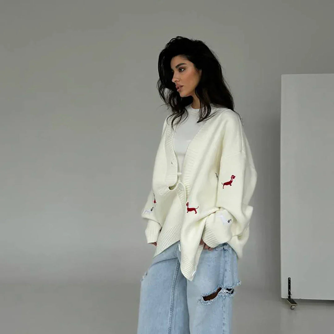 Elegante cardigan donna a maniche lunghe con distintivo bassotto. Maglia versatile e trendy, perfetta per la moda femminile.