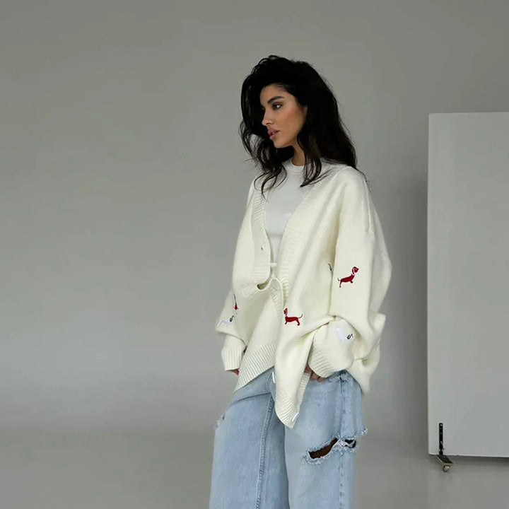 Elegante cardigan donna a maniche lunghe con distintivo bassotto. Maglia versatile e trendy, perfetta per la moda femminile.