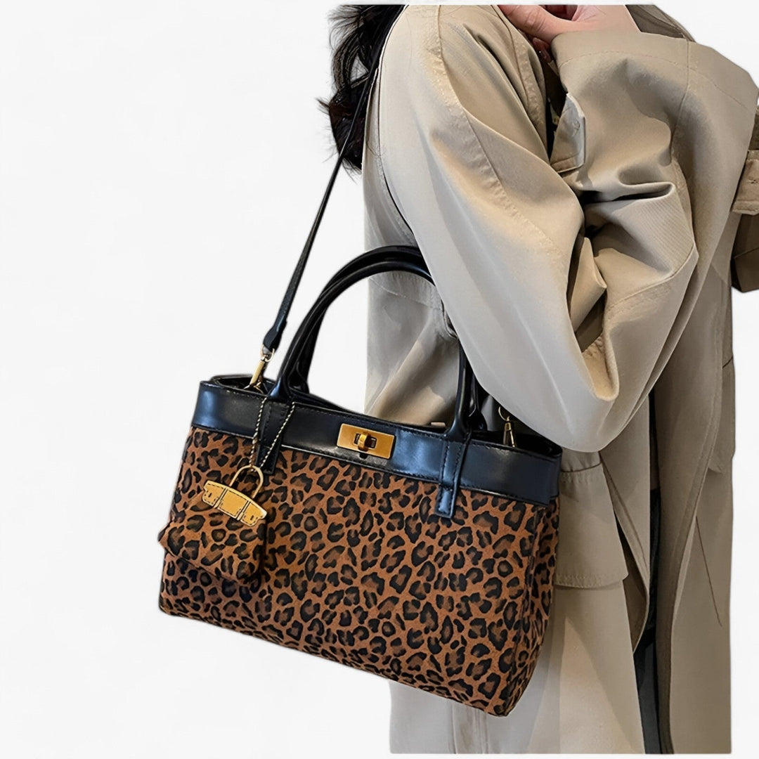 Accessorio moda donna: borsa tote leopardata marrone caffè, stile safari. Elegante e funzionale, ideale per ogni look.