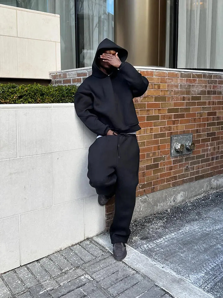 Abbigliamento sportivo uomo: tuta oversize in felpa e jogger, comfort per autunno e inverno.