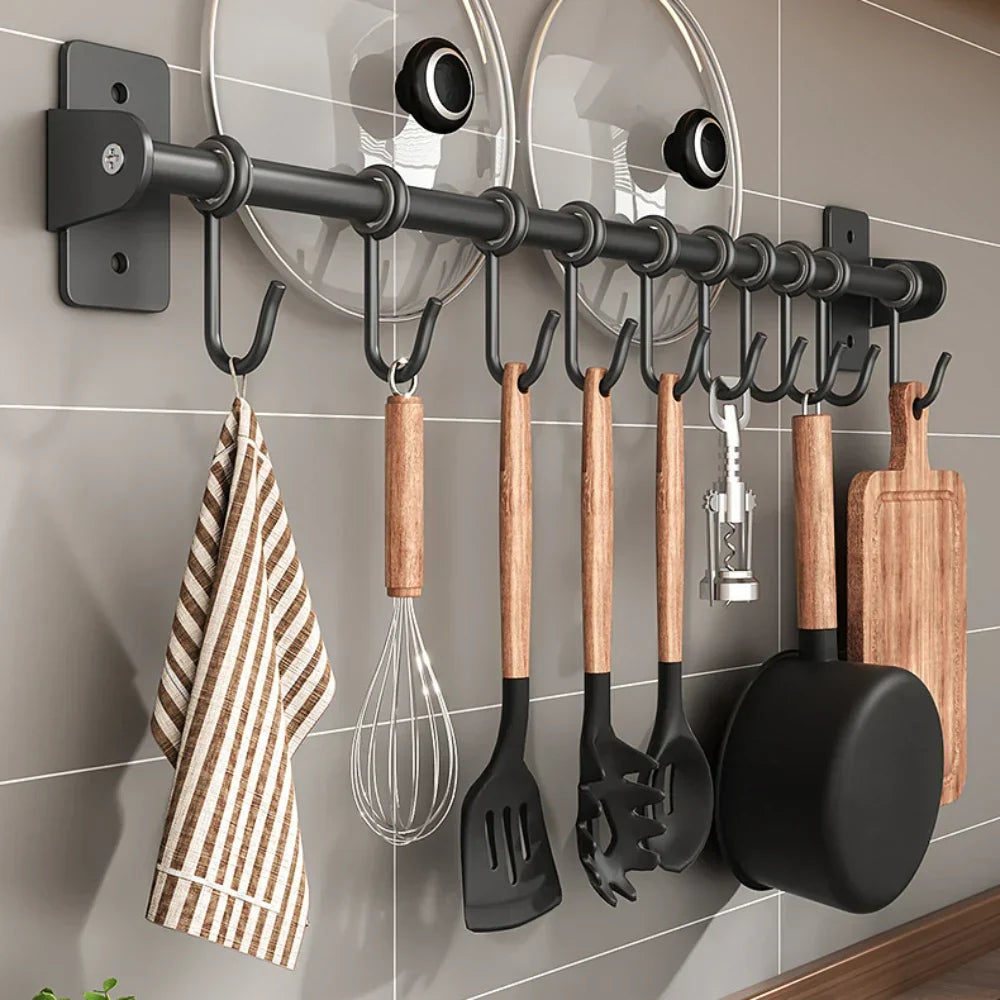Gancio organizer in acciaio resistente per utensili da cucina, ideale salvaspazio e ordine in casa.
