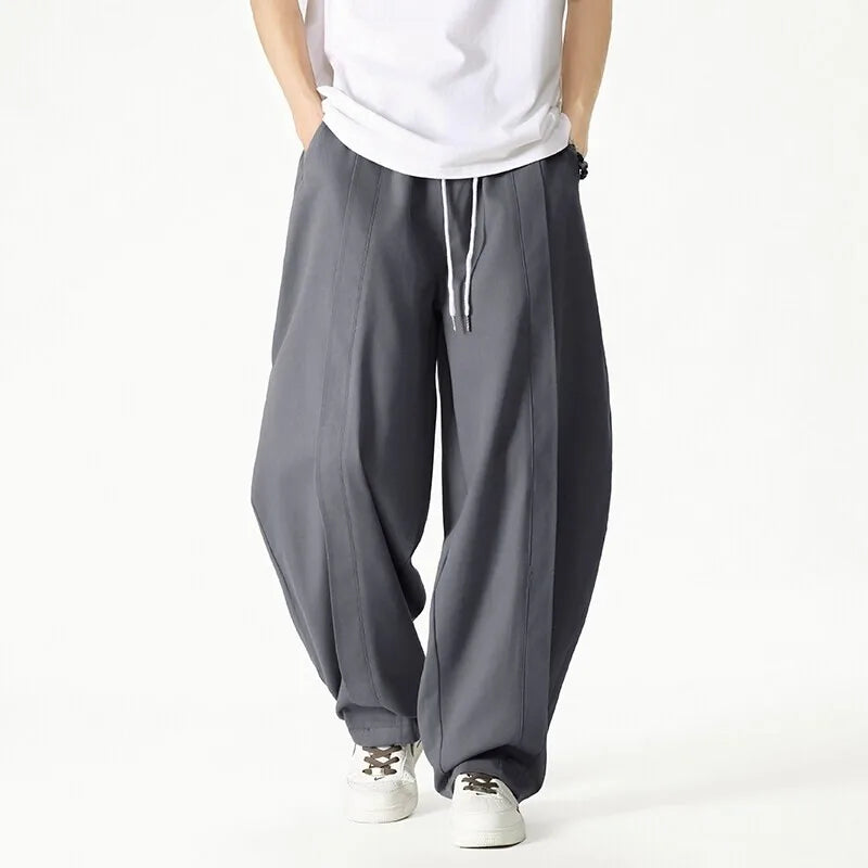 Pantaloni sportivi uomo comodi a gamba larga con coulisse, ideali per jogging, relax e moda casual.