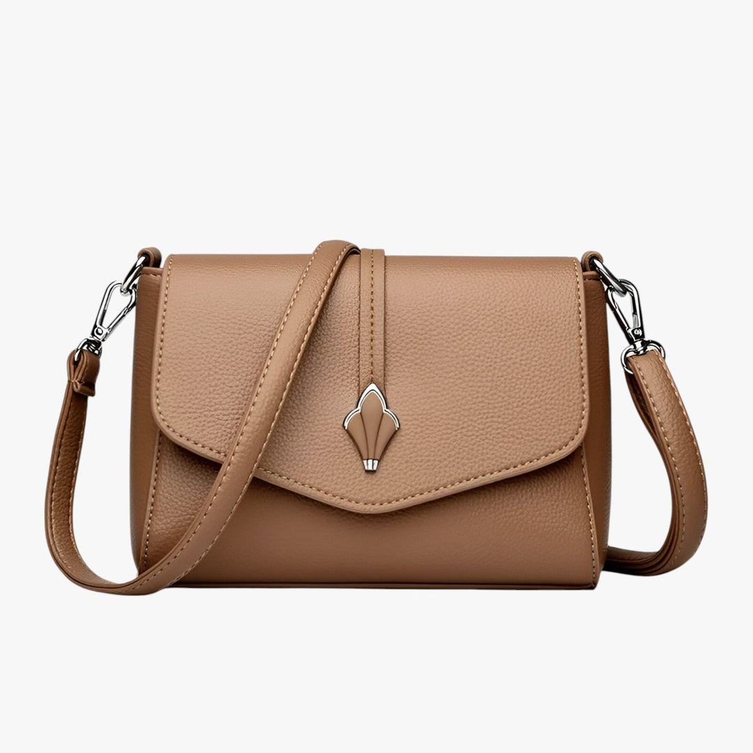 Raffinata borsa a tracolla donna con patta, in sintetico. Pratica ed elegante per ogni occasione quotidiana.