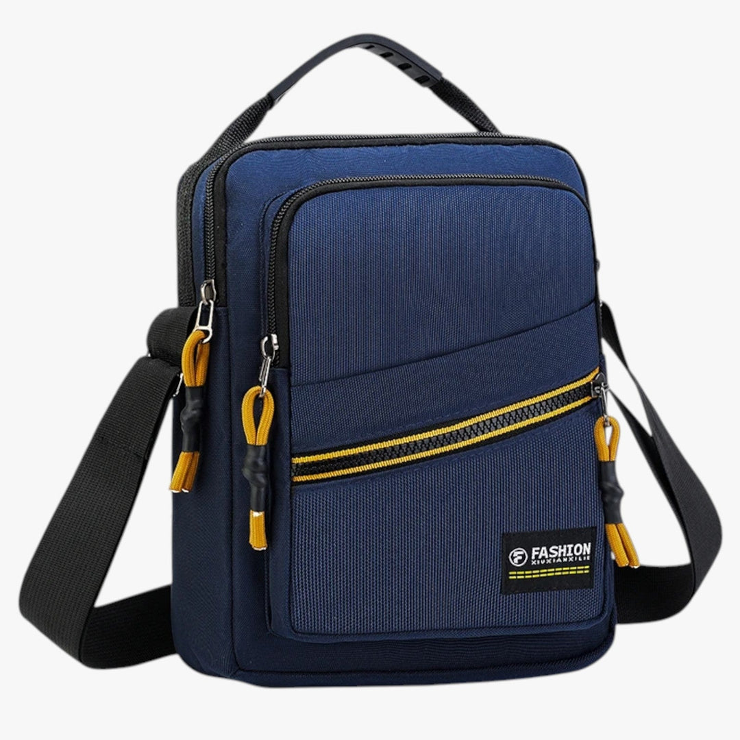 Dettaglio borsa messenger uomo grigia, accessorio in tessuto con tracolla regolabile.