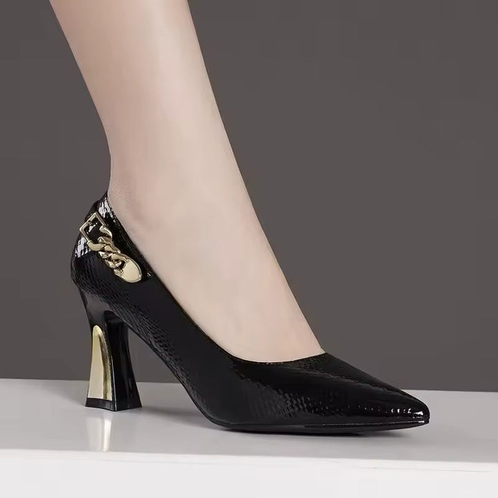 Scarpe décolleté donna eleganti rosse a punta. Tacco dorato e comfort imbottito. Ideali per ufficio e occasioni speciali.