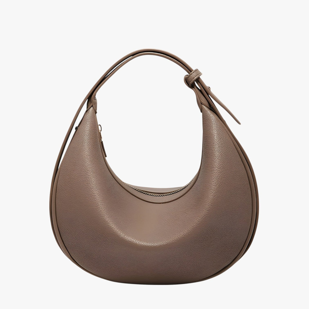 Donna con borsa hobo a mezzaluna elegante. Accessorio versatile, perfetta borsa a spalla.