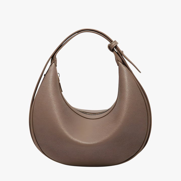 Donna con borsa hobo a mezzaluna elegante. Accessorio versatile, perfetta borsa a spalla.