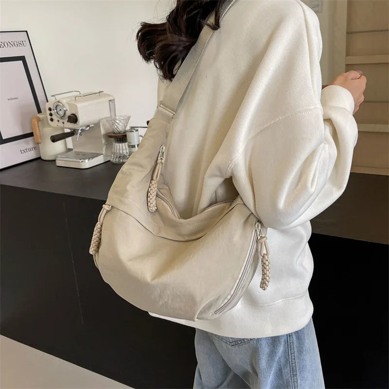 Borsa a tracolla oversize donna, spaziosa per ogni occasione casual.