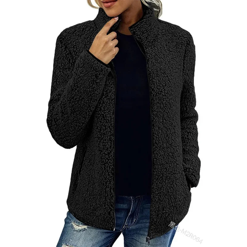 Giacca calda da donna, stile lussuoso e raffinato. Abbigliamento invernale femminile in pile, comfort assicurato.
