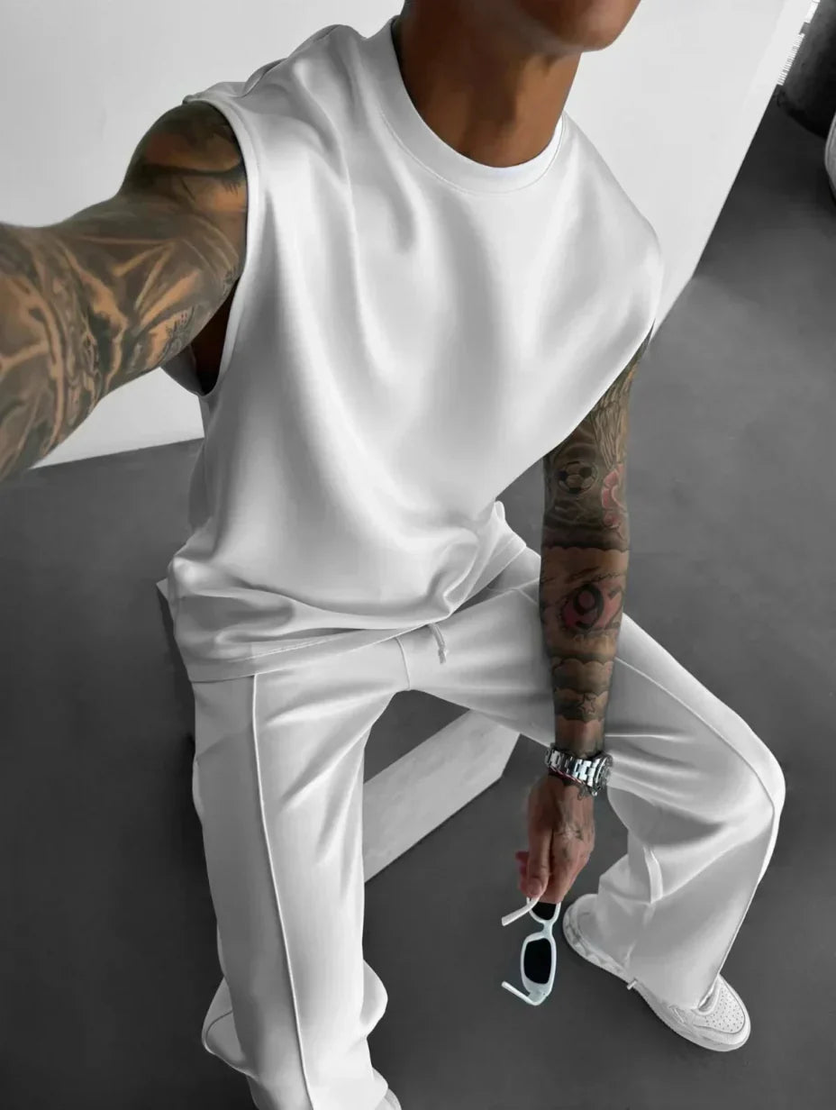 Lounge wear uomo, due pezzi, top sleeveless e pantaloni sartoriali per il massimo del comfort.