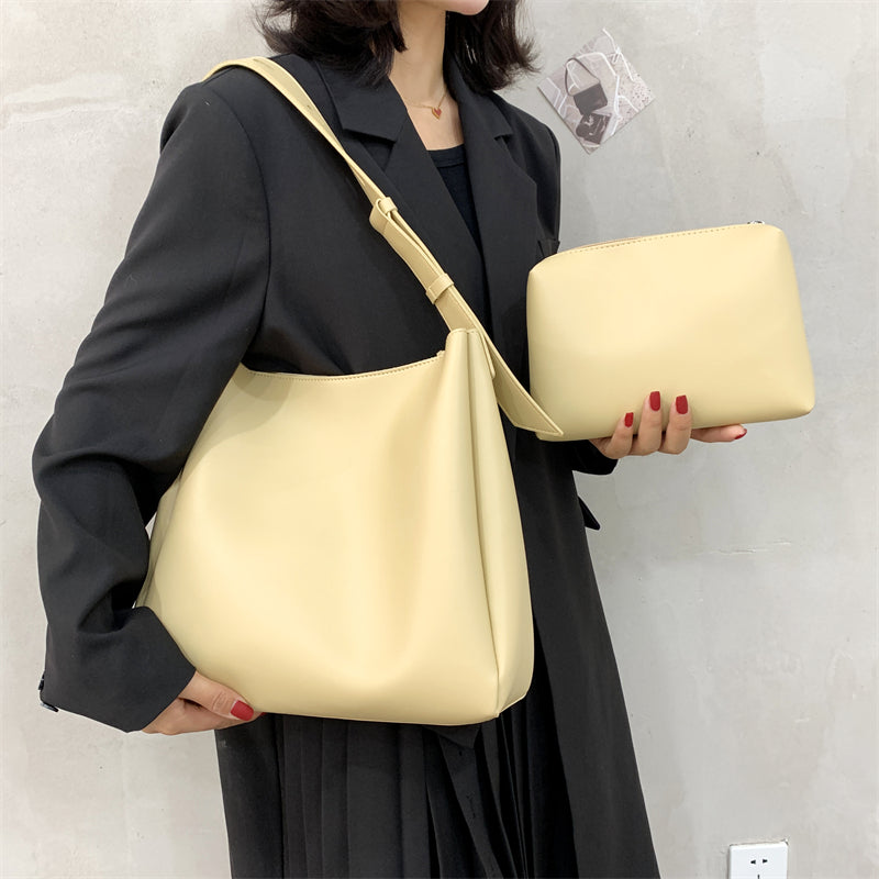 Elegante borsa a tracolla nera minimalista, perfetta per viaggio o accessori quotidiani.