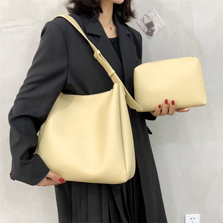 Elegante borsa a tracolla nera minimalista, perfetta per viaggio o accessori quotidiani.