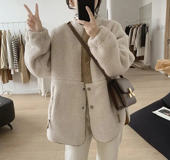 Giacca teddy donna albicocca, calda e versatile, un capospalla essenziale per la moda invernale.