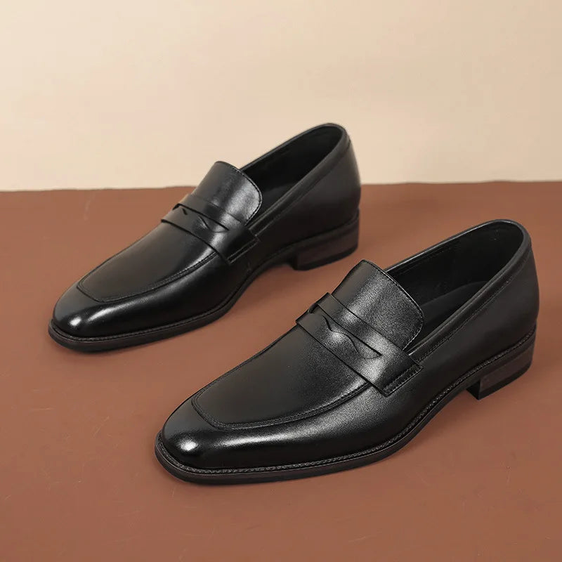 Vista laterale mocassini uomo eleganti Downtown. Essenza della moda maschile, queste calzature offrono stile e comfort.