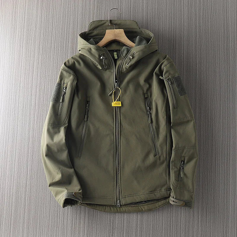 Giacca uomo con cappuccio, design sportivo e urbano. Outerwear traspirante, perfetta per la città e ogni giorno.