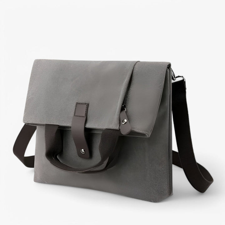Accessorio uomo: borsa messenger versatile per il quotidiano, combina stile e praticità.