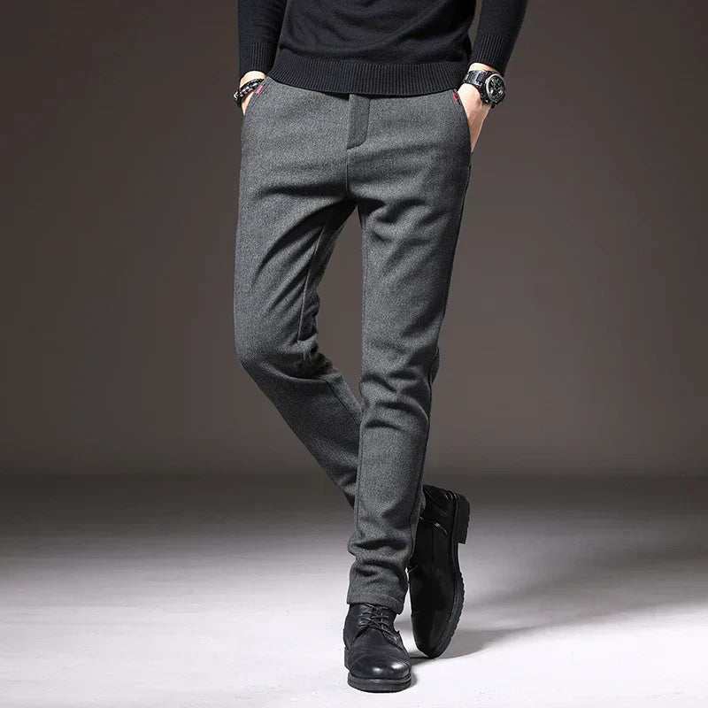 Pantaloni uomo slim fit per ufficio, comodi ed eleganti, adatti a un look professionale e moderno.