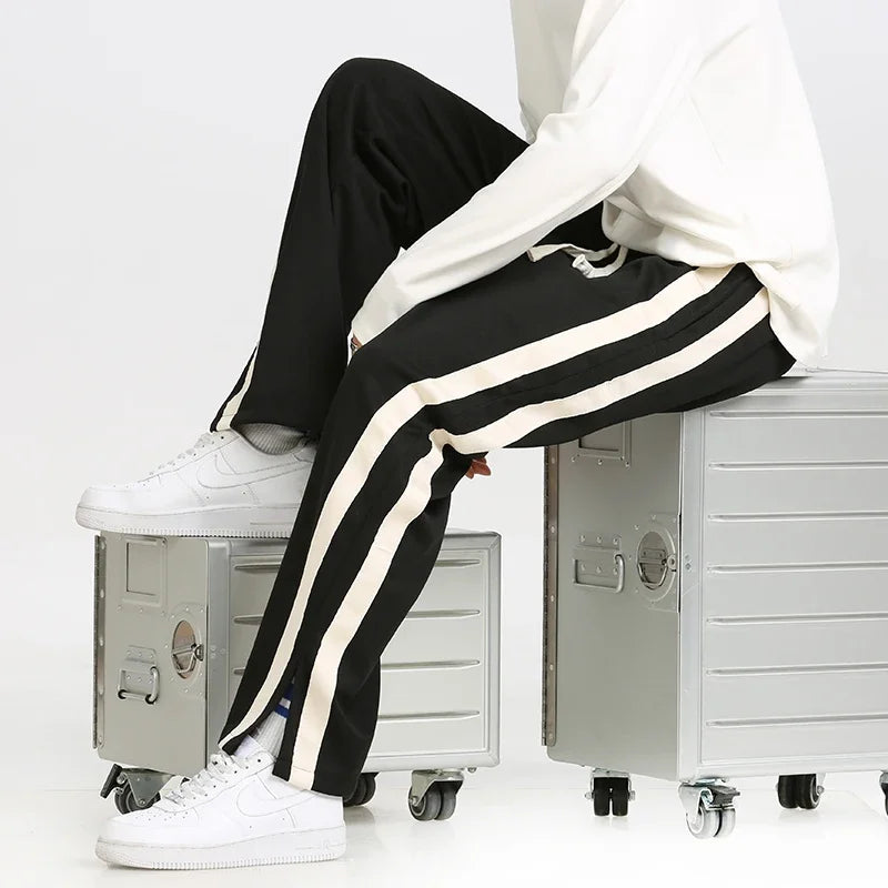 Pantaloni uomo jogger con vita elastica e righe. Vestibilità rilassata, ideali per comfort e attività casual.