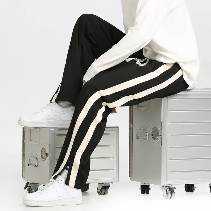 Pantaloni uomo jogger con vita elastica e righe. Vestibilità rilassata, ideali per comfort e attività casual.