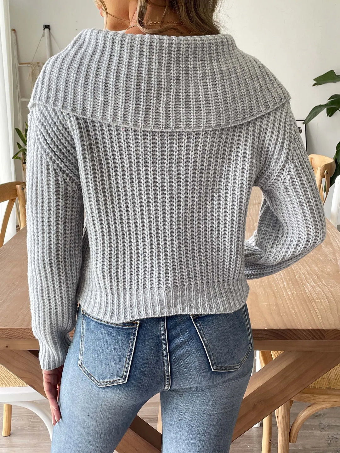 Top elegante donna, maglione aderente a maniche lunghe con collo a margherita, per moda autunno/inverno.