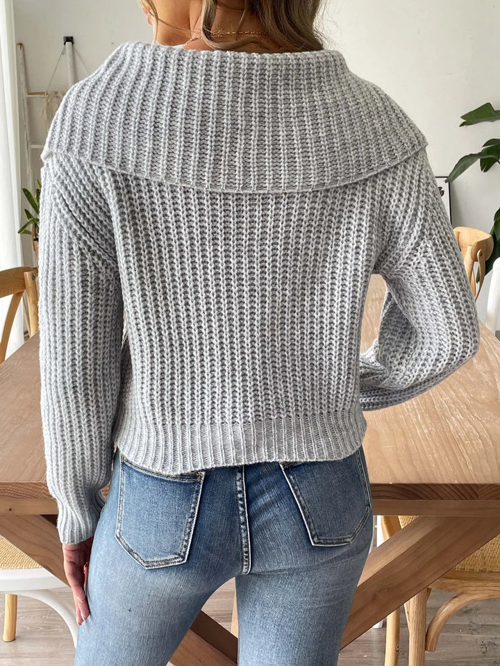 Top elegante donna, maglione aderente a maniche lunghe con collo a margherita, per moda autunno/inverno.