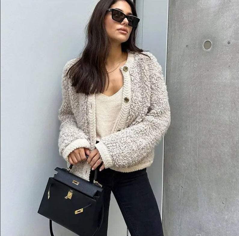 Giacca teddy donna, comoda e morbida, ideale per un look autunnale e invernale casual.