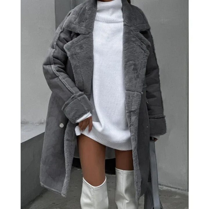 Cappotto invernale grigio da donna, design lungo e chic per la moda capospalla.