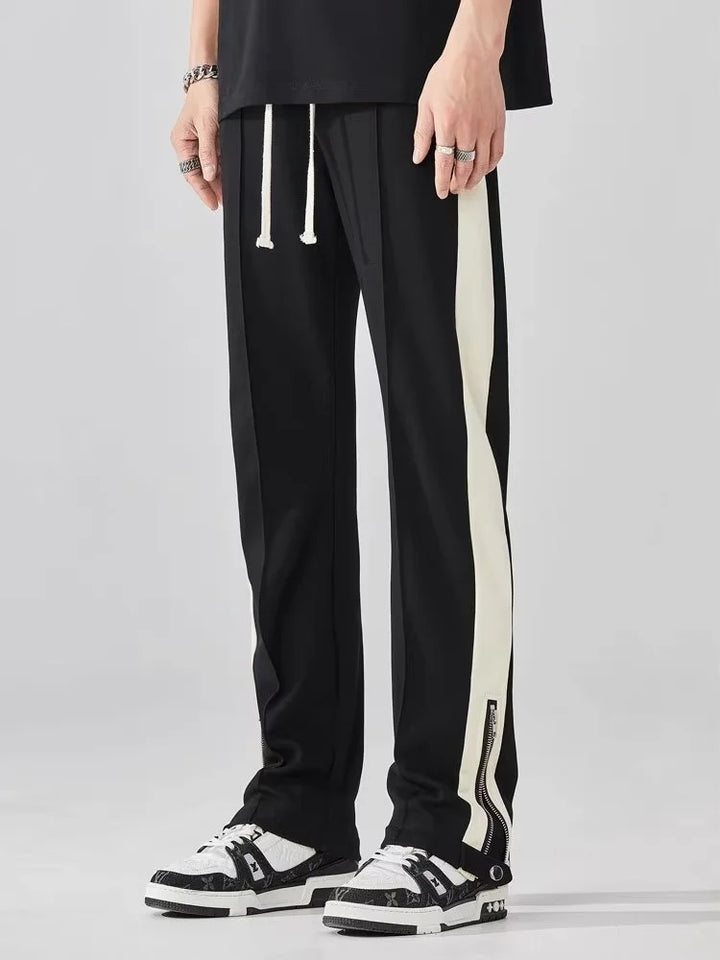 Pantaloni uomo dritti streetwear con banda laterale bianca, vita elasticizzata e comfort moderno.
