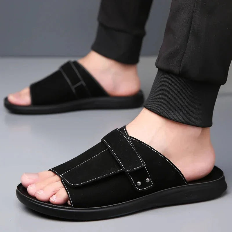 Sandali uomo estivi dal look casual, regolabili per un comfort ottimale in spiaggia e passeggio.