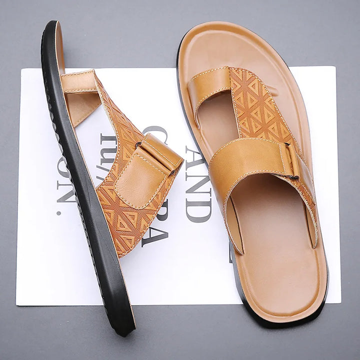 Sandali uomo in eco-pelle con cinturino posteriore regolabile. Calzature aperte per stile e comfort estivo.