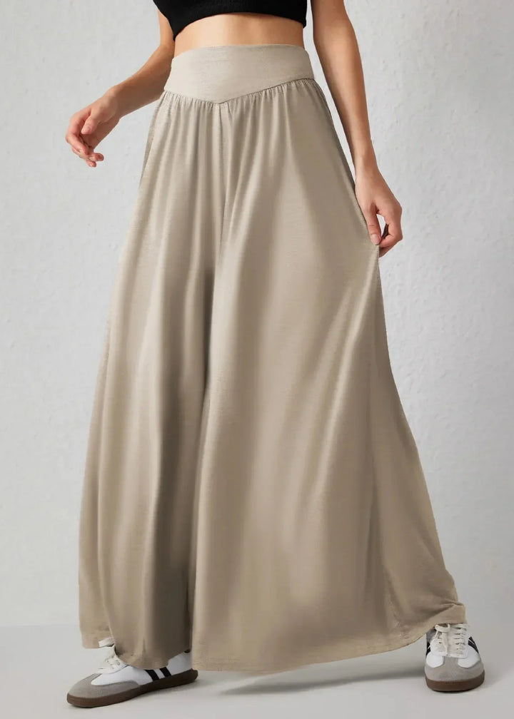 Abbigliamento moda donna: pantaloni estivi morbidi, gamba larga e vita elasticizzata. Stile versatile.