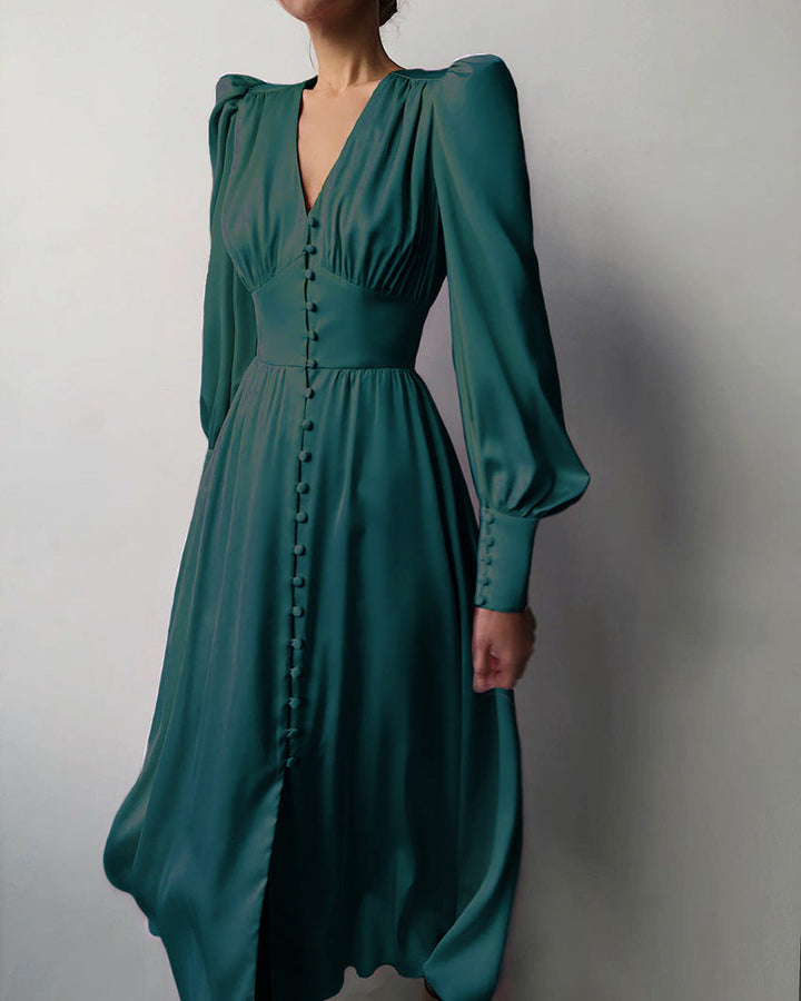 Dettaglio abito elegante donna, tessuto lussuoso, vestito da sera formale con finiture preziose.