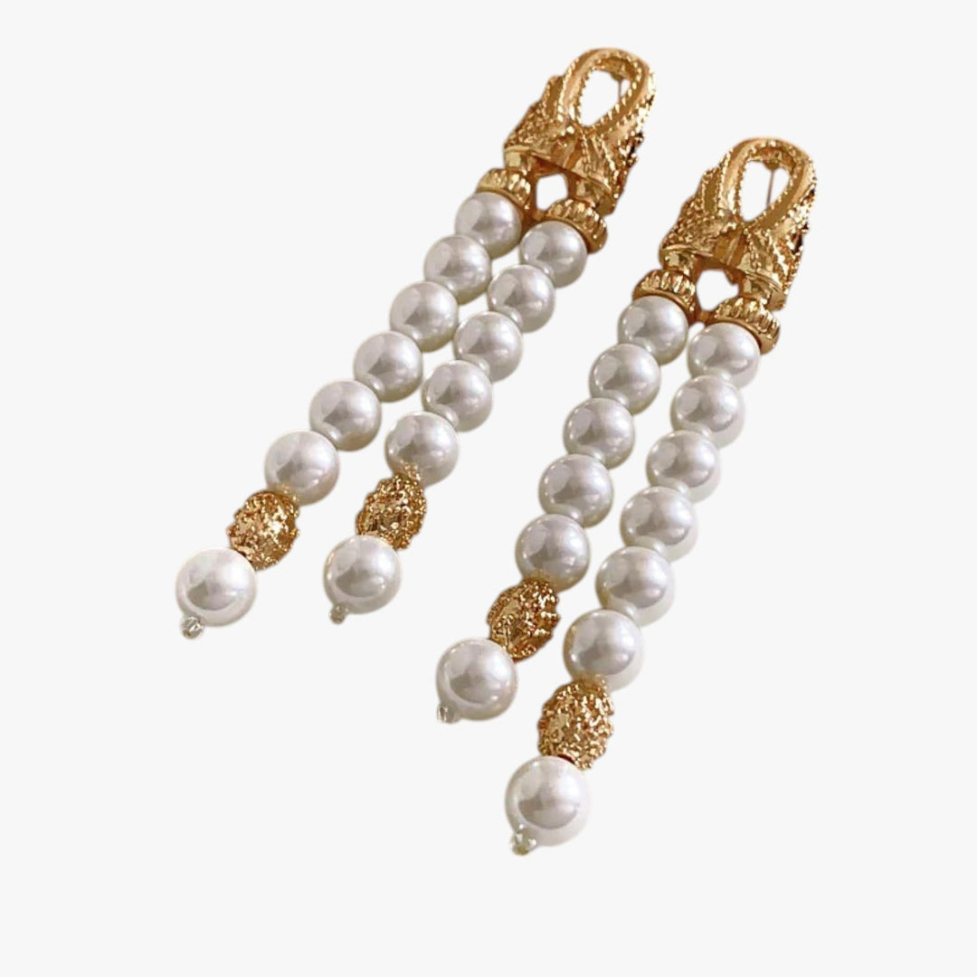 Splendidi orecchini pendenti oro per donna, design sferico raffinato, accessori eleganti e chic.