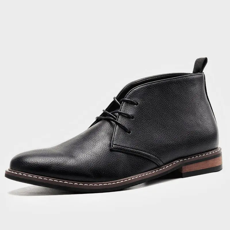 Uomo cammina con stivali Chukka, godendo di comfort duraturo e stile versatile casual.