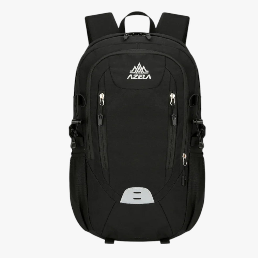 Zaino outdoor uomo su sentiero montano, pronto per escursioni, sport e tempo libero.