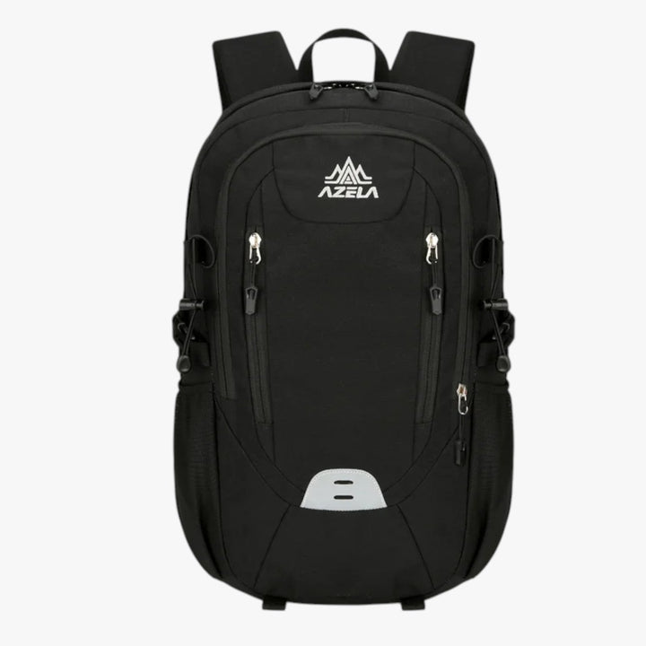 Zaino outdoor uomo su sentiero montano, pronto per escursioni, sport e tempo libero.