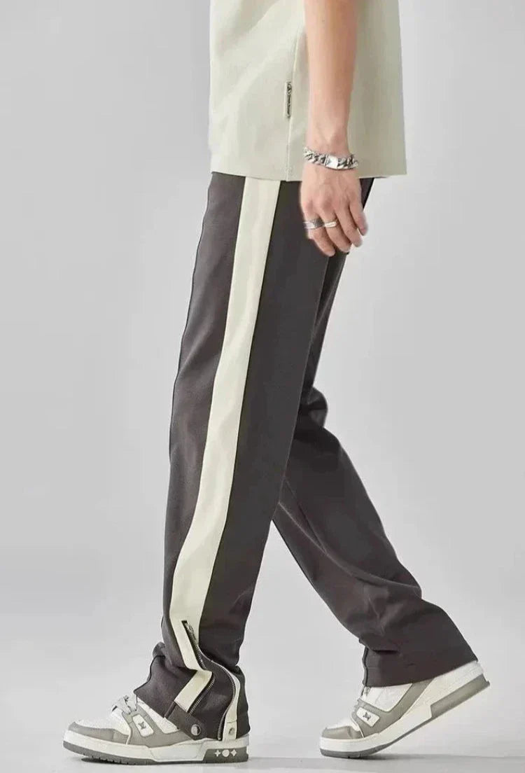 Pantaloni uomo dritti con zip, vita elasticizzata e banda laterale, perfetti per outfit streetwear moderni.