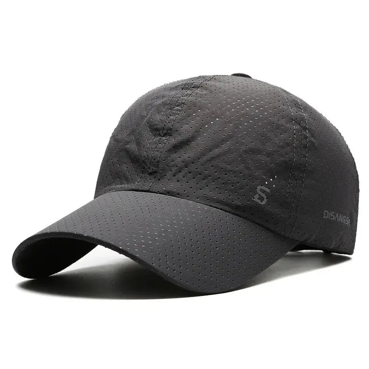 Cappello uomo per running, traspirante con inserti in mesh e visiera regolabile, leggero e confortevole.