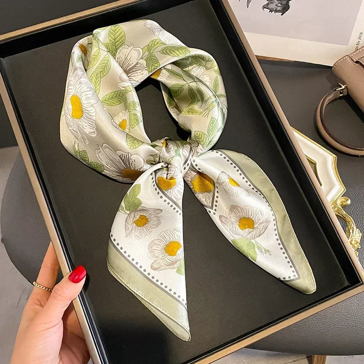 Foulard in raso satinato con stampa fantasia, accessorio moda versatile per donne.