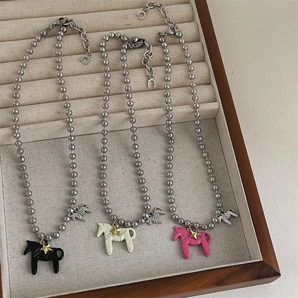 Collana donna in argento con ciondolo a cavallo smaltato, gioiello elegante e versatile per ogni outfit.