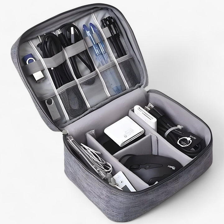 Organizer tech unisex da viaggio in tessuto con scomparti per cavi, power bank e USB. Massima organizzazione.