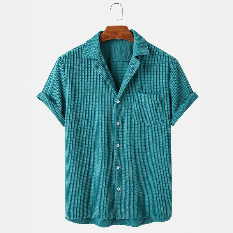 Camicia uomo a maniche lunghe blu petrolio con bottoni e texture distintiva, ideale per smart casual.