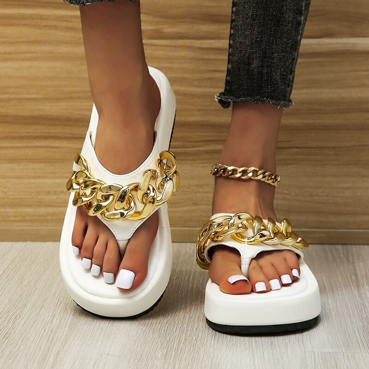 Scarpe piatte donna slip-on con catena decorativa. Punta arrotondata, perfette per look quotidiani e alla moda.