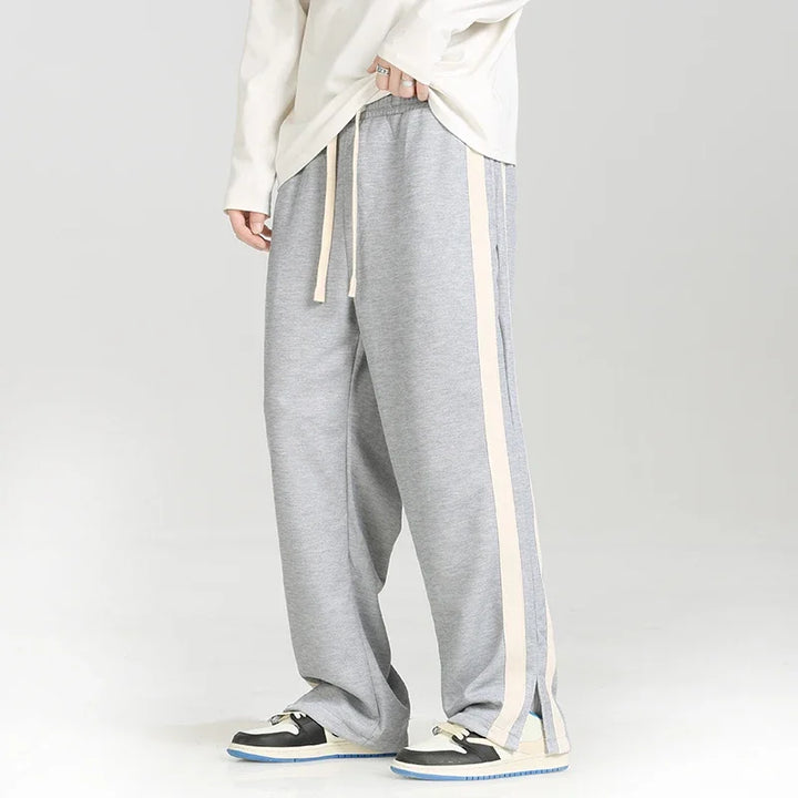 Pantaloni jogger da uomo con coulisse e dettagli a righe a contrasto. Comfort e stile per ogni occasione.