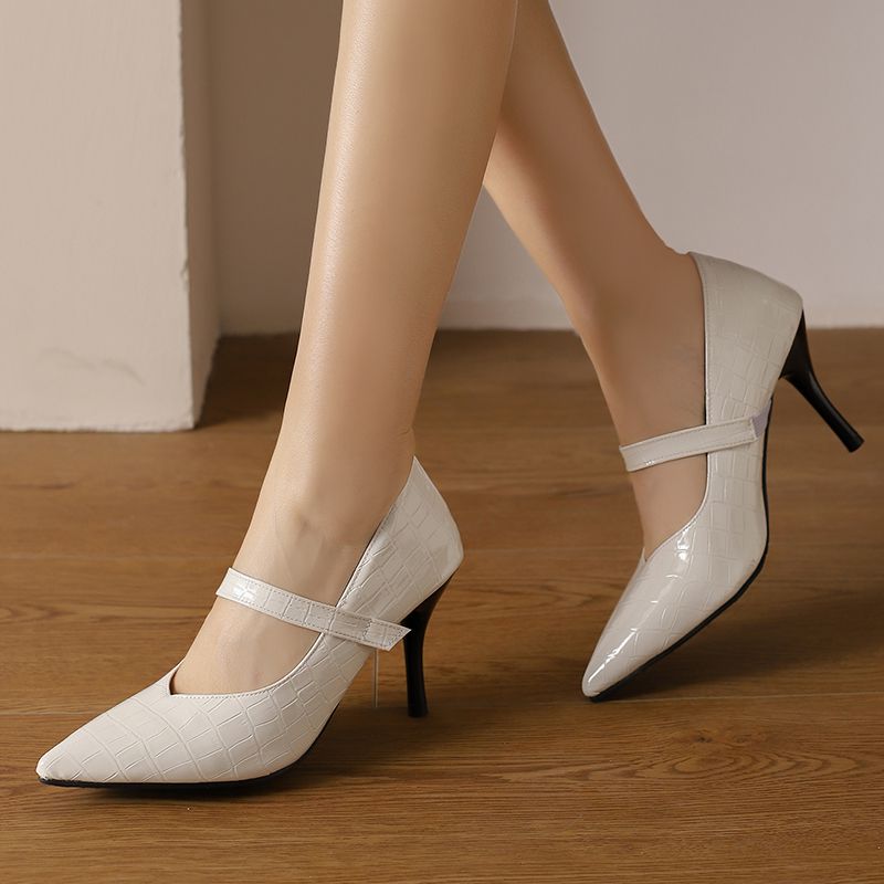 Décolleté donna in tendenza primavera, con cinturino regolabile, tacco sottile e finitura opaca.