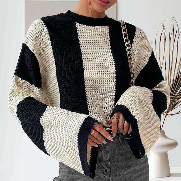 Maglione donna confortevole, girocollo, taglio ampio e spalle scese, ideale per la moda inverno.